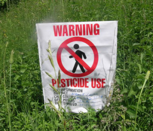 Warning pesticide use lawn sign